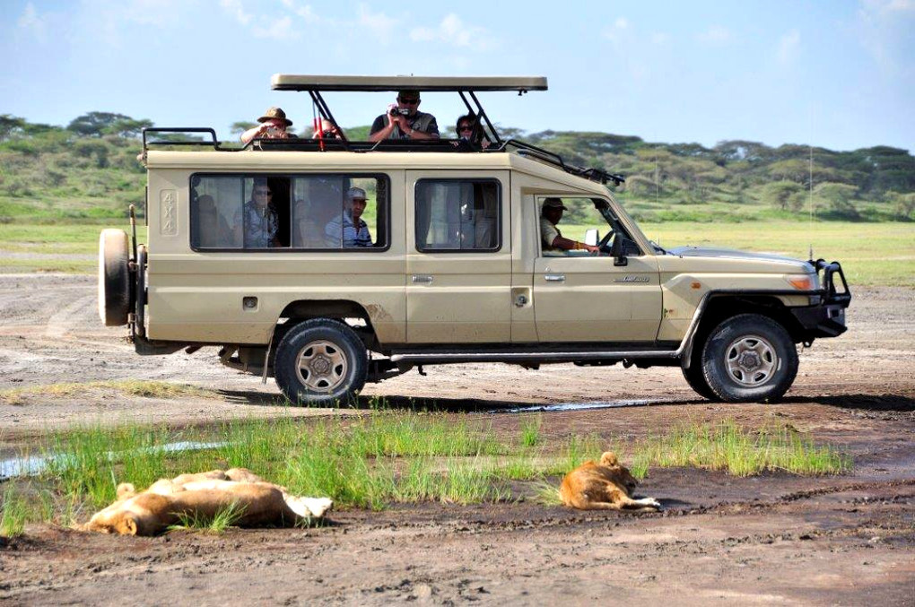 uganda safari car 