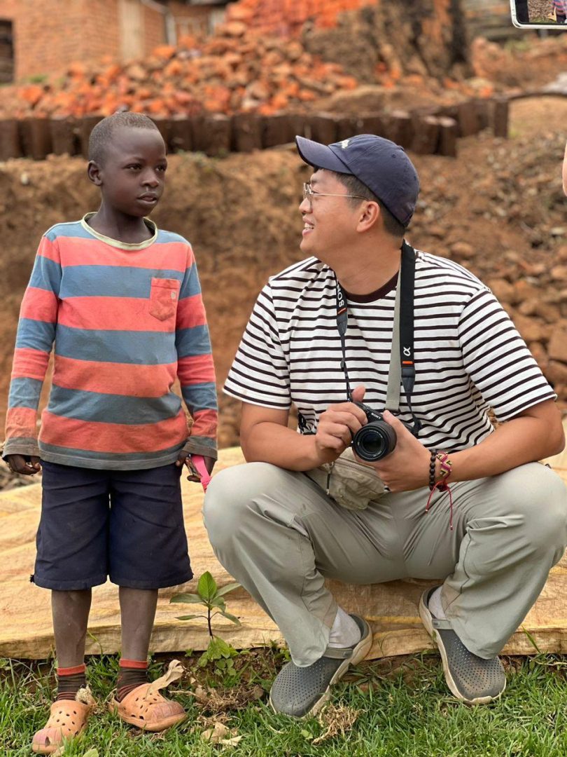 Helping a kid in Uganda with Jeisking Tours